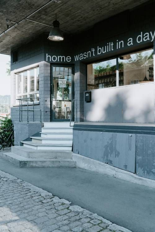 Illustration article blog Edouard Dorier entrée d'une maison avec des marches et un escalier. Photo libre de droit de Claudio Schwarz sur unsplash.com Illustration of a blog post by Edouard Dorier Royalty-free photo by Claudio Schwarz on unsplash.com